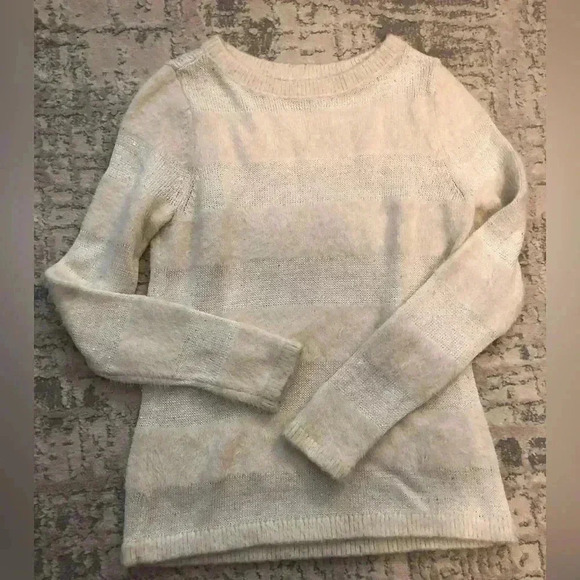 Ann Taylor Ladies Ivory Wool Blend Crew Neck Closed Knit Sweater size Medium - Picture 3 of 5